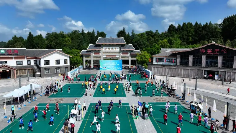 用跃动的身, 影勾勒出乡, 交响曲 用跃动的身, 影勾勒出乡, 交响曲