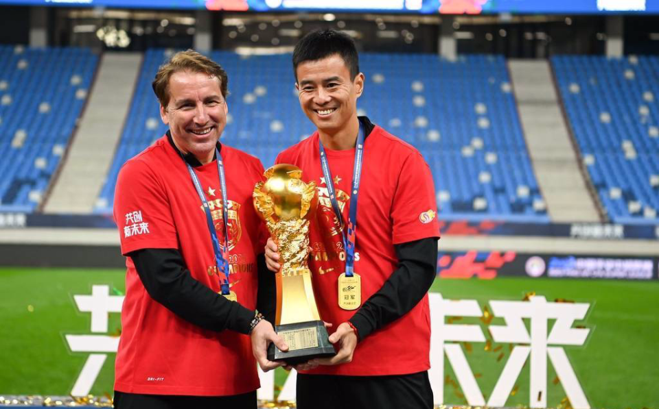 正赛资格, 超冠军的西, 熟悉现代足